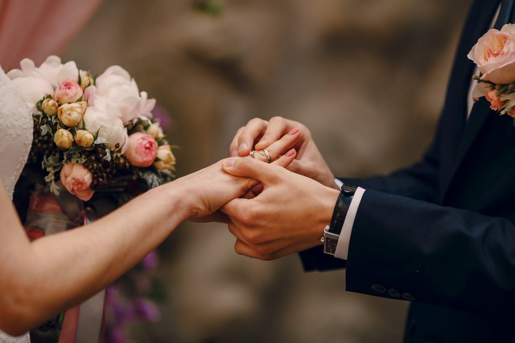 groom mettant bague au doigt mariee